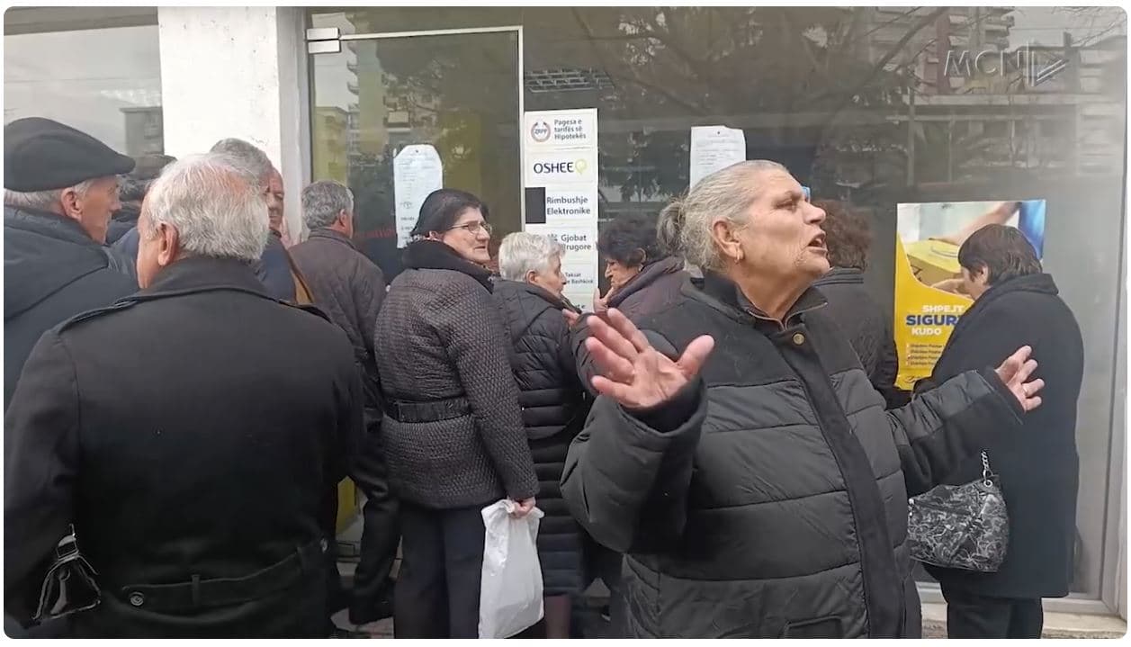 Radhë të gjata për bonusin e pensioneve. Pensionistët ankohen për vonesa dhe mungesë fondesh