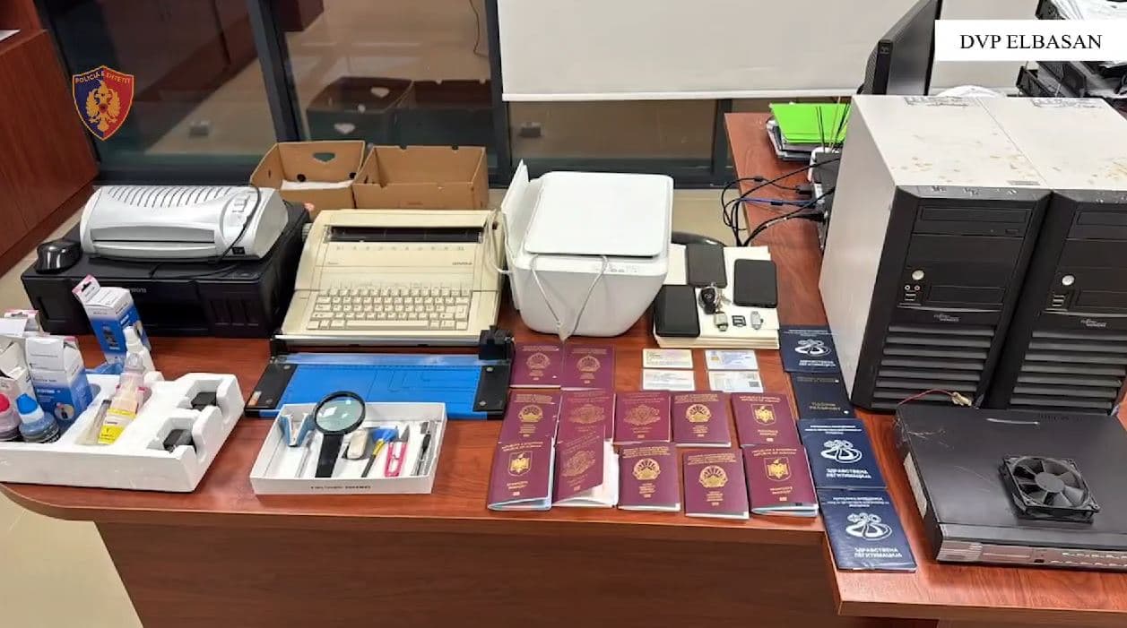     Sekuestrohen armë, municione ushtarake dhe dokumente të falsifikuara/ Arrestohen tre persona në Elbasan
