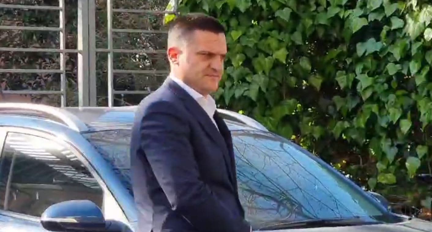 Mosreagimi i efektivëve gjatë protestës për Veliajn/ Drejtori i Policisë së Tiranës, Elton Alushi paraqitet në SPAK (VIDEO)