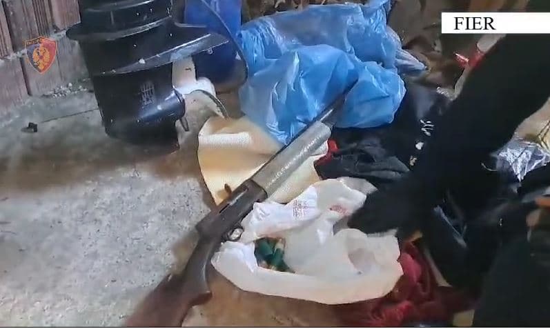 Divjakë/ Shpërndanin kokainë, arrestohen tre persona dhe shoqërohen 10 të tjerë
