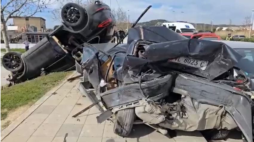 Aksident në Vlorë/ Automjeti “Porsche” përplas 5 makina të parkuara (FOTO)