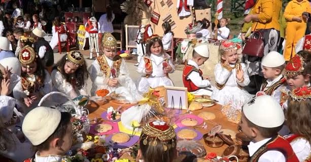 Elbasani nis festimet për Ditën e Verës, një javë e mbushur me ngjyra, muzikë dhe traditë