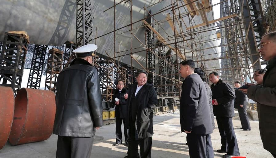 Koreja e Veriut nis ndërtimin e nëndetëses së re me energji bërthamore