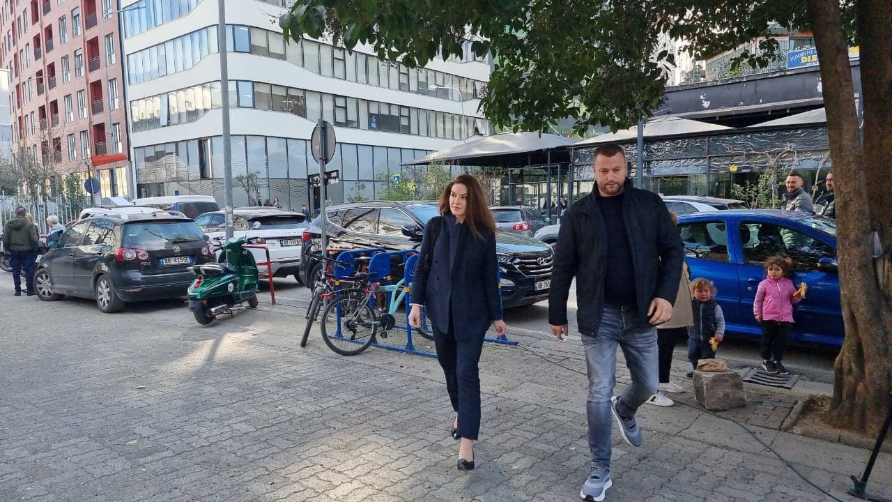 Ankimoi sekuestrimin e llogarive bankare/ Shtyhet seanca ndaj Ajola Xoxës