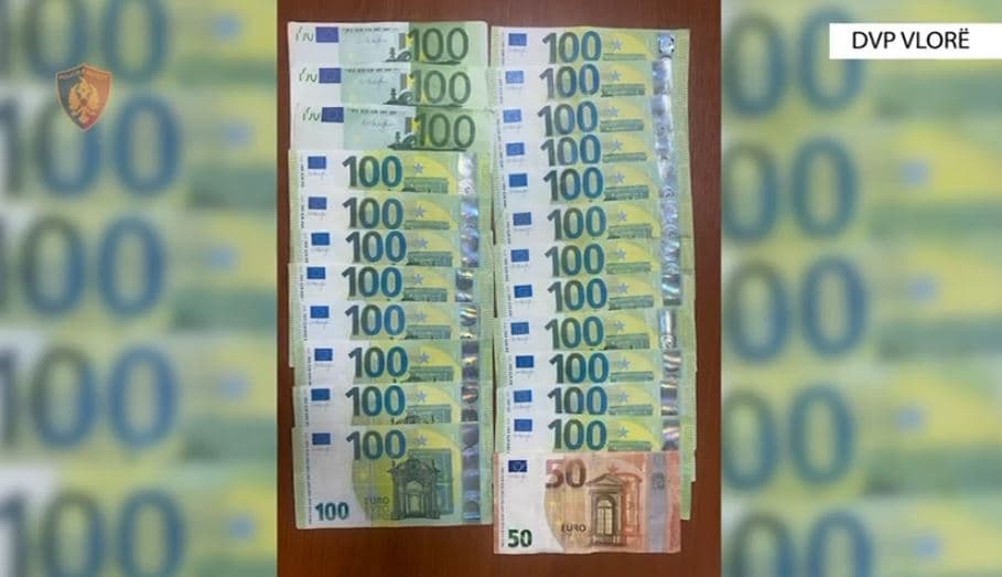 Përdornin kartëmonedha të falsifikuara për blerje, arrestohen dy persona në Vlorë