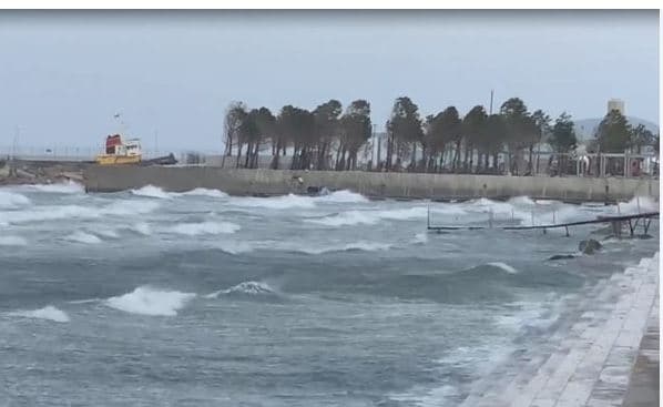 Moti i keq, pezullohet lundrimi i mjeteve të vogla në Vlorë
