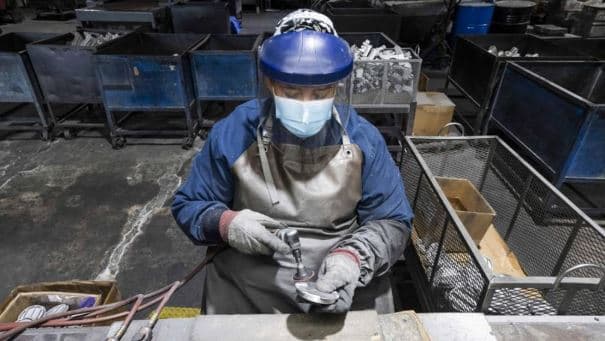 Hyjnë në fuqi tarifat e Trump prej 25 % për çelikun e aluminin