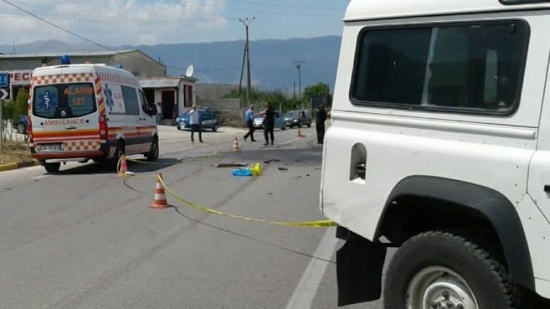 Makina përplaset me autoambulancën, humb jetën drejtuesi, plagoset pasagjerja
