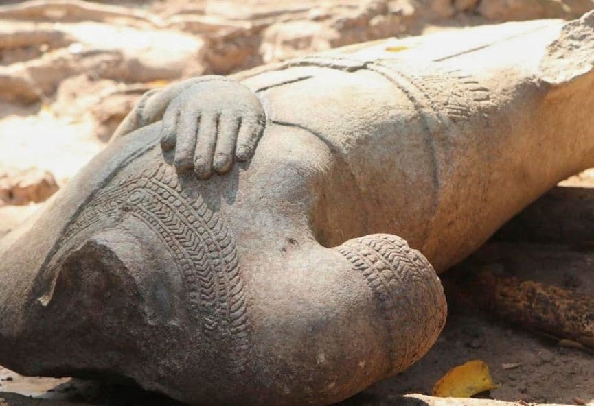 Gjendet në kompleksin e tempullit Angkor të Kamboxhias trupi i një statuje të Budës