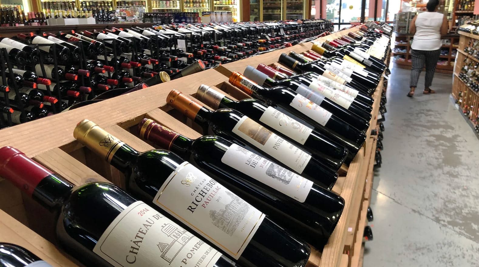 Trump kërcënon me tarifa 200% për alkoolin nga vendet e BE-së