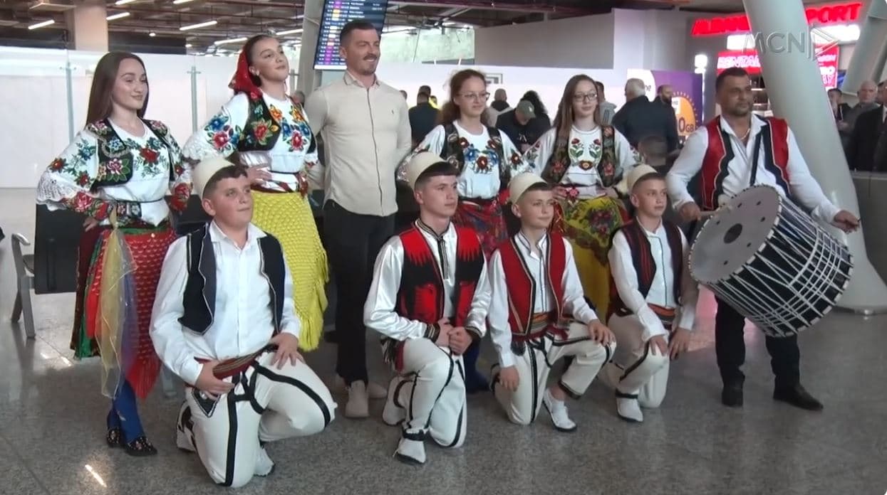 K’cimi i Tropojës “pushton” aeroportin e Tiranës. Performancë mes turmës nën ritmet e daulleve