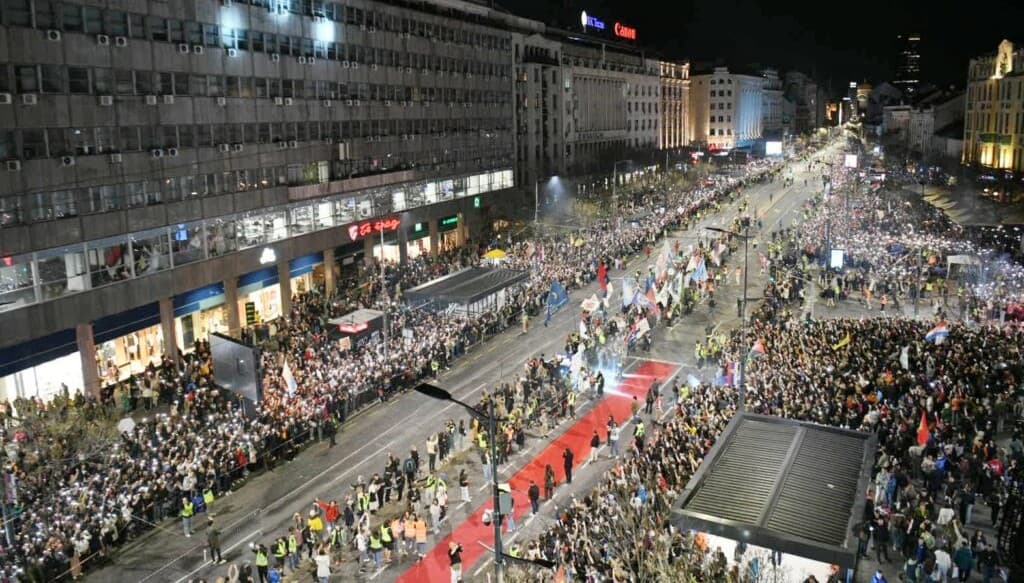 Vuçiç pengon protestën masive kundër tij/ Anulon trenat dhe autobusët drejt Beogradit