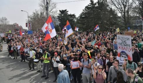 'Shikoni sa shumë jemi, lë të zgjojë zëri ynë Serbinë', mbi 100 mijë qytetarë protestojnë në Beograd