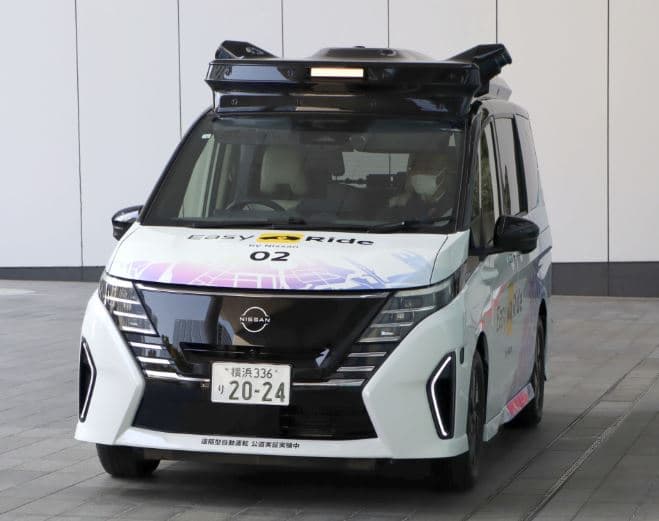 Nissan teston makinat vetë-drejtuese në trafik