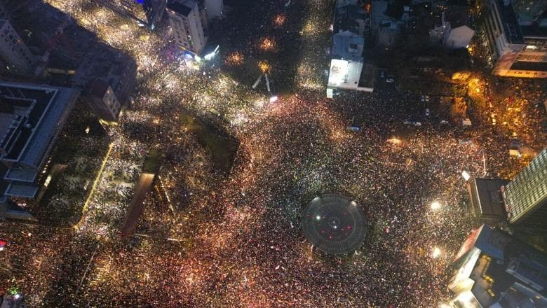 Mbi 100 mijë qytetarë kundër pushtetit të Vuçiç, mbyllet protesta e studentëve në Serbi