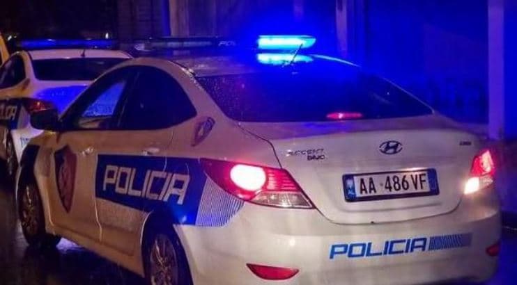 Digjet ndërtesa në lagjen Kala në Elbasan, flakët rrezikojnë të përhapen tek banesat ngjitur