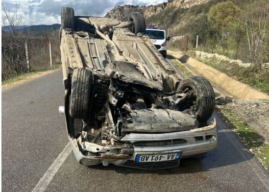 Përmet/ Humb kontrollin e mjetit dhe përfundon përmbys në rrugë, plagoset drejtuesi