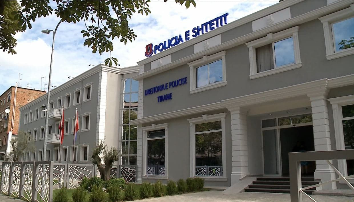 Dogji dy makinat e xhaxhait, në kërkim i riu në Tiranë