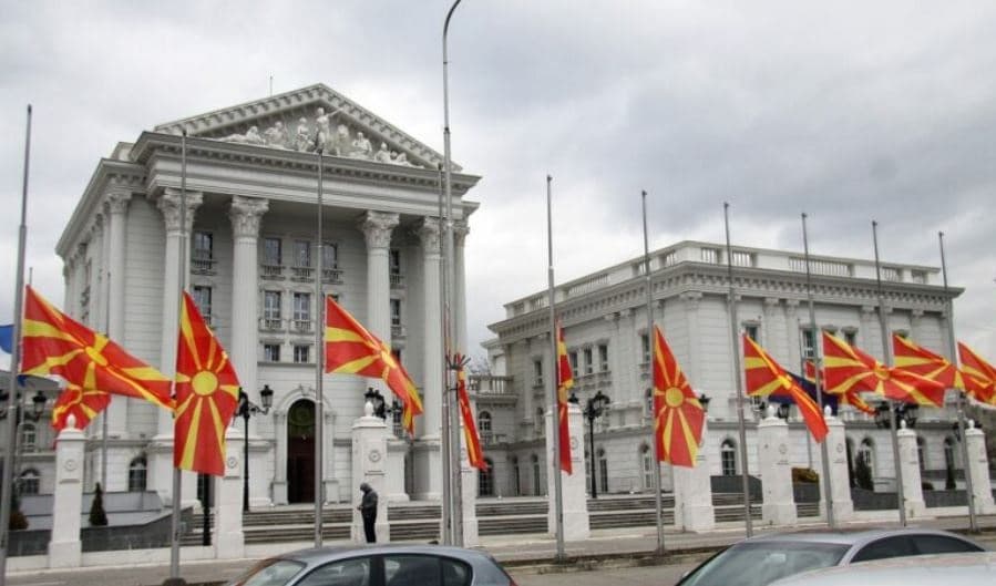 Flamujt në gjysmë shtizë/ Maqedonia e Veriut në zi për tragjedinë në Koçan ku vdiqën 59 të rinj