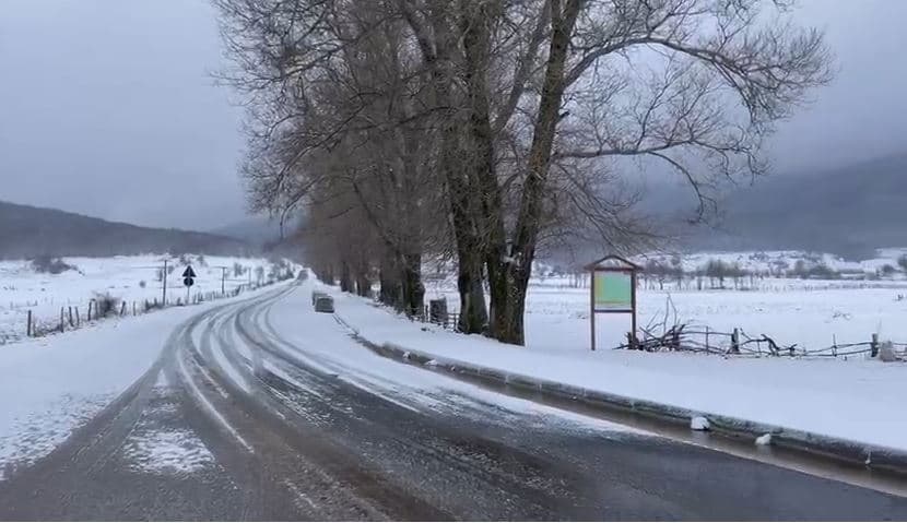 Pas Ditës së Verës, rikthehen reshjet e dëborës në zonat e Elbasanit (VIDEO)