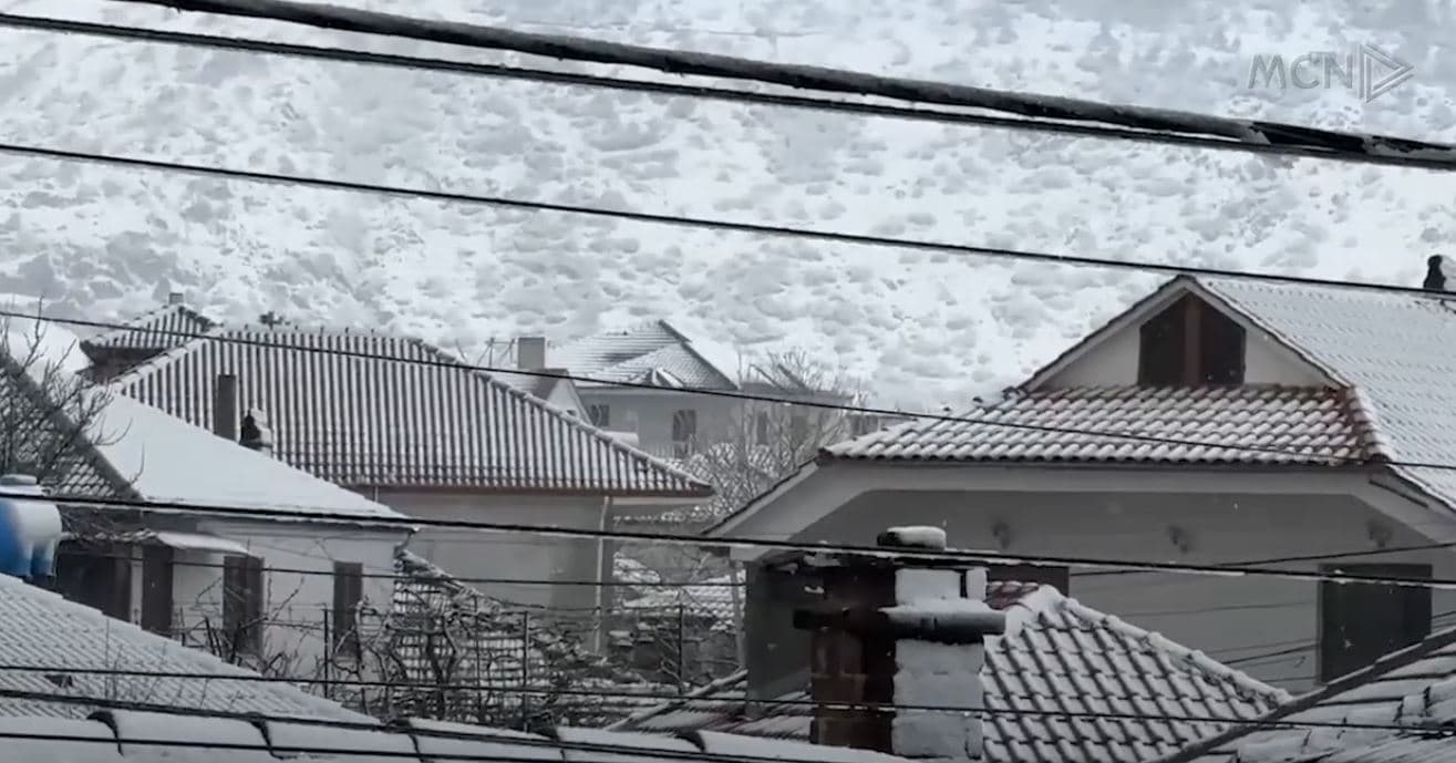 Dëbora zbardh malet në pranverë/ Deri në 25 cm dëborë në parkun kombëtar të Shebenikut (VIDEO)