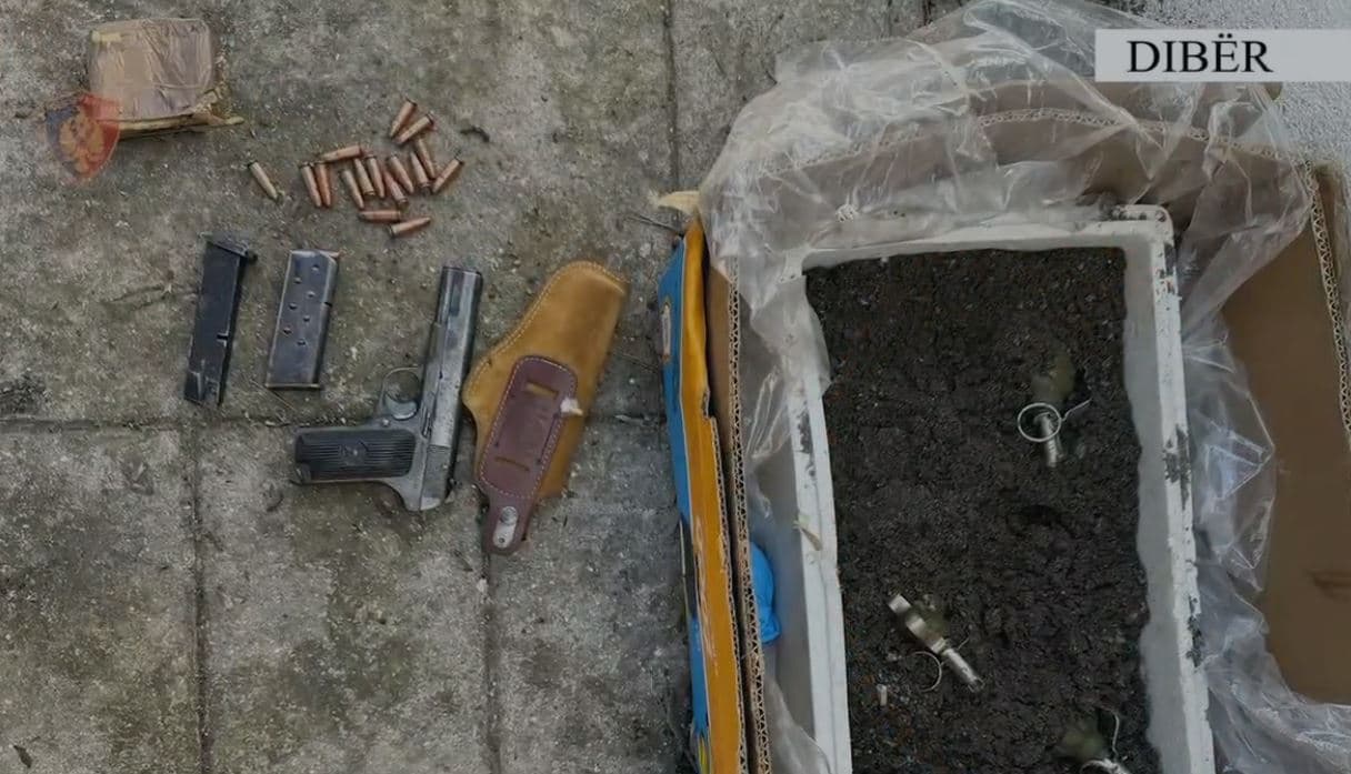 Gruaja në Dibër kërkon ndihmën e policisë për kanosjen me jetë, burri kapet me arsenal armësh