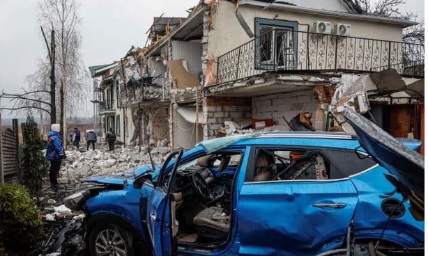 21 të vdekur nga sulmet ruse në Ukrainë, ekipet e shpëtim nxjerrin nga rrënojat disa viktima