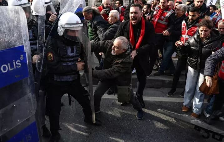 Arrestimi i kryebashkiakut/ Prefektura e Stambollit ndalon protestat e qytetarëve
