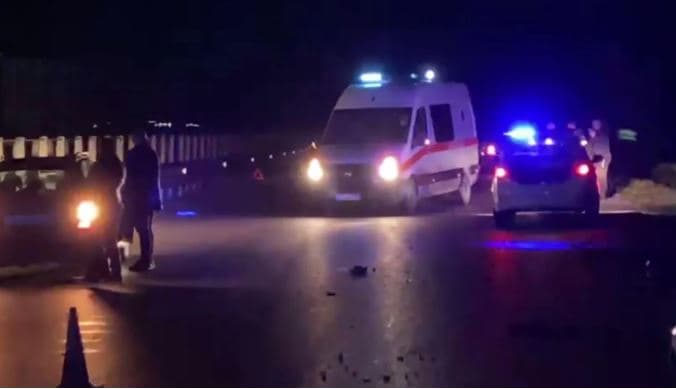 Aksident në aksin Klos-Burrel/ Shoferi humb kontrollin e furgonit, përplas të miturin 4 vjeç
