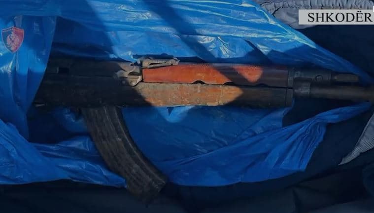 Shkodër/ Lëvizte me armë dhe municion luftarak në makinë, arrestohet 20-vjeçari