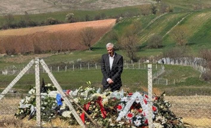 Thaçit i lejohet vizita në Kosovë, bën homazhe te varri i babait