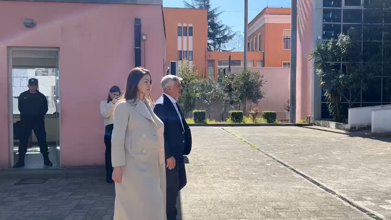 Veliajt iu shtua akuzë e re, Ajola Xoxa paraqitet në SPAK (VIDEO)