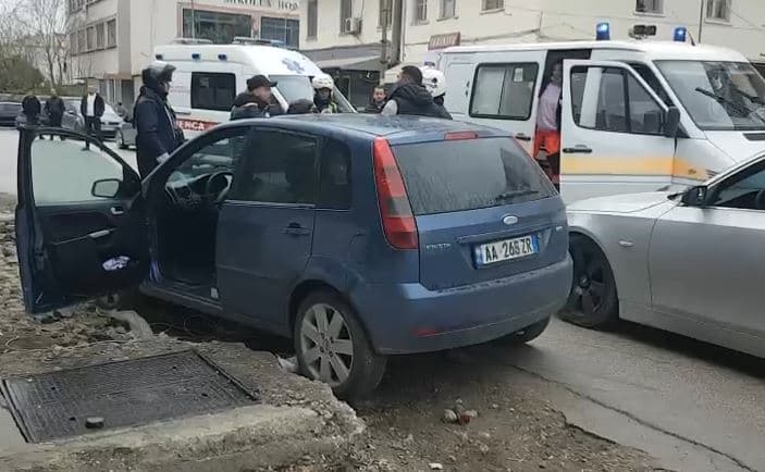 Aksident në Vlorë, makina përplas kalimtarin