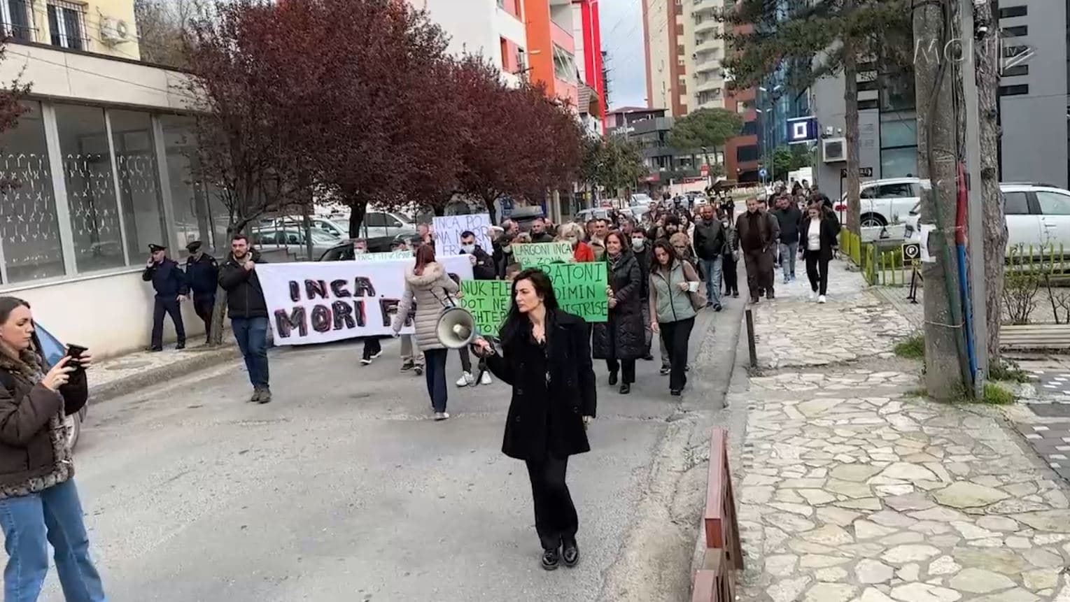 Protestë kundër ndotjes në Lezhë/ Qytetarët kërkojnë largimin e fabrikës së mbetjeve shtazore (VIDEO)