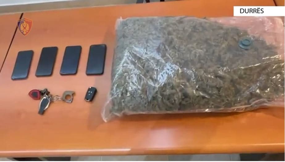 I shitën 3.5 kg drogë një personi, arrestohen në Durrës dy të dyshuarit dhe blerësi