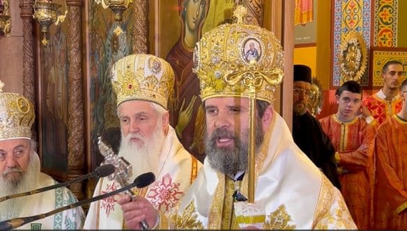 ‘Sot jetojmë në një errësirë shpirtërore’, Kryepeshkopi Joan shërben meshën e parë për besimtarët në Korçë