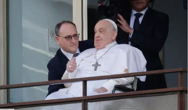 Papa del nga ballkoni i spitalit dhe përshëndet besimtarët: Faleminderit të gjithëve