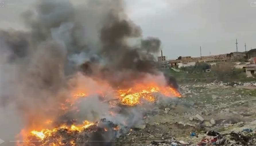 Përfshihet nga zjarri fusha e mbetjeve në Vlorë