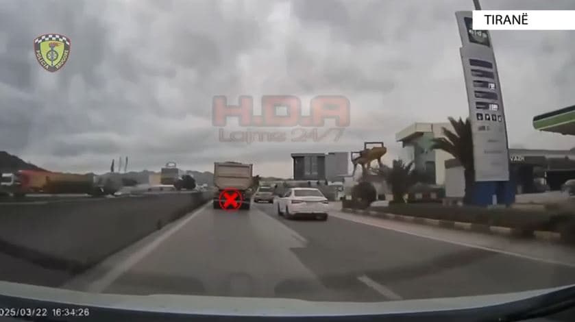 Kamioni tejkalon mjetet në autostradën Durrës-Tiranë, gjobitet nga policia