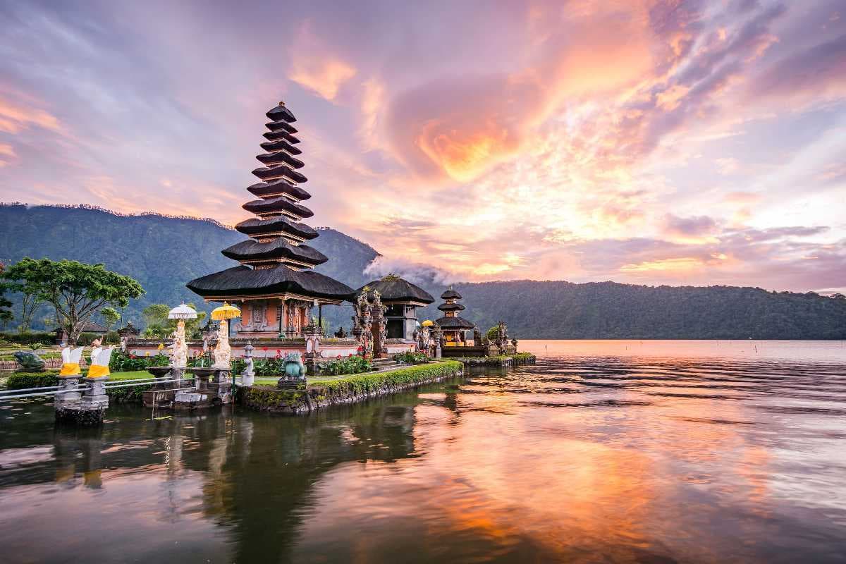 Bali shtrëngon rregullat për turistët e huaj