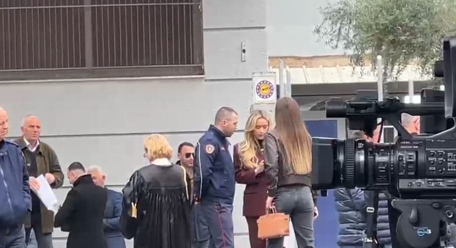 Dhuna ndaj Klea Prengës, prokuroria kërkon 3 vite burg për Marielën, shërbim prove për Antonela Berishën 