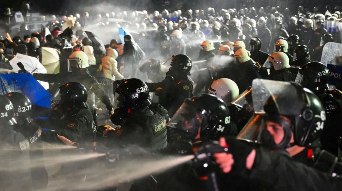 11 gazetarë të ndaluar gjatë protestave në Turqi/ Kreu i opozitës takon Imamogllu-n në burg