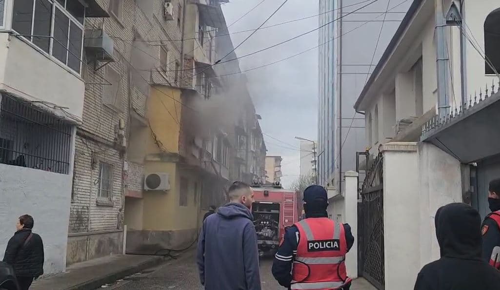 Zjarr në një apartament në Elbasan, nuk ka të lënduar