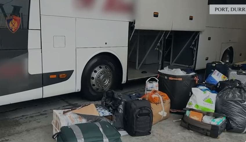 50 mijë euro mallra kontrabandë, arrestohen dy shoferët e autobusit në portin e Durrësit 
