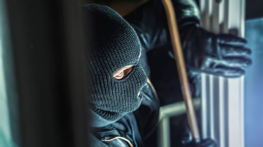 Dy persona të maskuar hynë në kompaninë telefonike në Tiranë dhe ngjarja nuk u denoncua/ Procedohen 7 punonjës