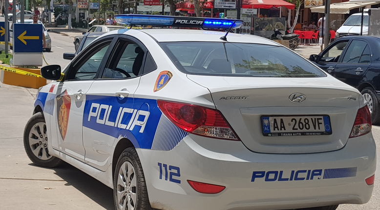 Plagosi me thikë bashkëmoshatarin, pranga 17-vjeçarit në Sarandë