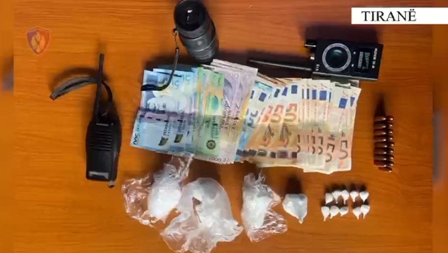 Nga arresti i shtëpisë del të shesë kokainë, kapet me radio policie dhe bllokues valësh