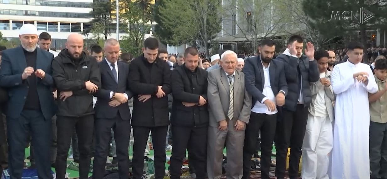 Kremtohet Fiter Bajrami/ Mijëra besimtarë falen në “sheshin Skënderbej” (VIDEO)