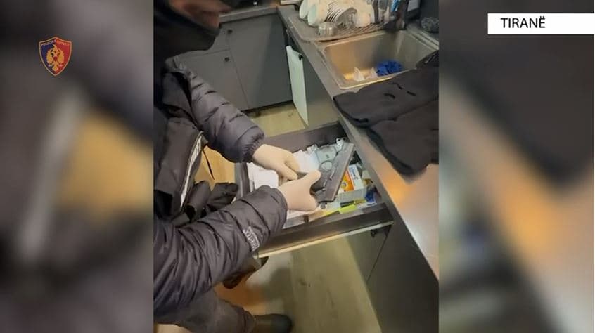 Goditen dy raste të armëmbajtjes pa leje dhe të përshtatjes së lokalit për përdorim e shitje të drogës