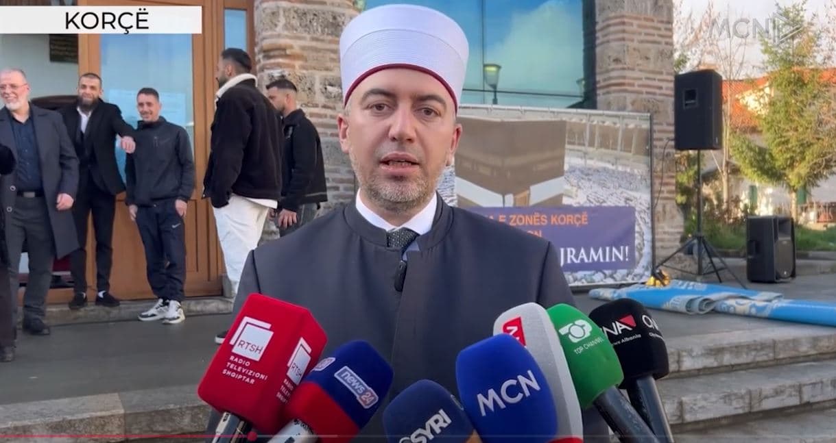 Festa e Fiter Bajramit / Besimtarët myslimanë falin namazin (VIDEO)